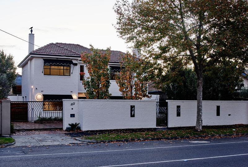 Дом в Мельбурне от Technē Architecture + Interior Design с ванной под открытым небом