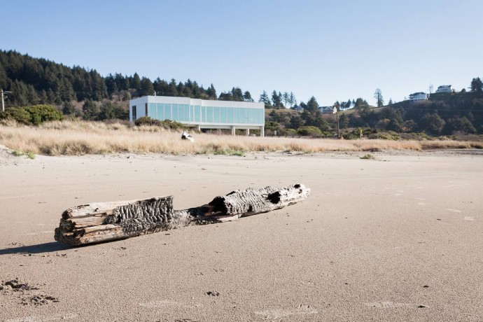 Дом на сваях на берегу Тихого океана в штате Орегон