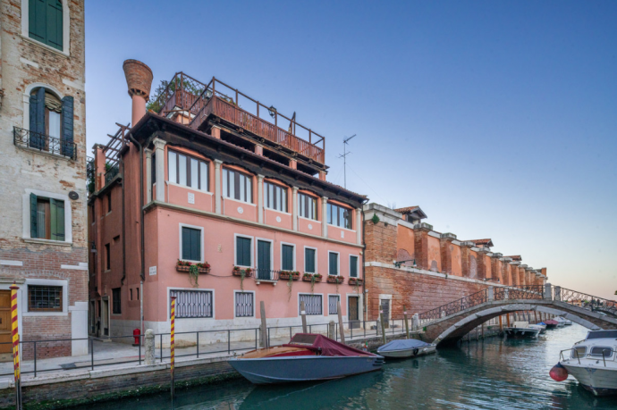 Дом в Венеции с захватывающим видом на канал, частным садом и террасой на крыше