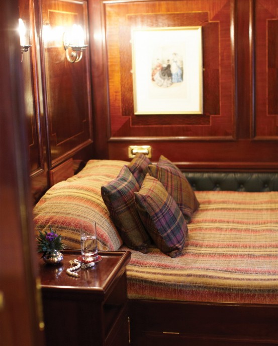 Поезд The Royal Scotsman, принадлежащий компании Orient-Express Hotels и курсирующий по Шотландии