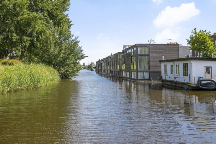 Современный дом на воде на окраине Амстердама