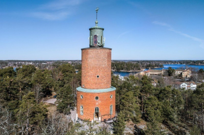 Старинная водонапорная башня в шведском городе Ваксхольм, превращенная в жилой дом