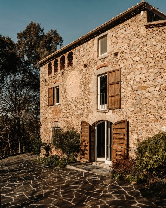 Традиционный каменный дом 1842 года постройки в Каталонии, Испания