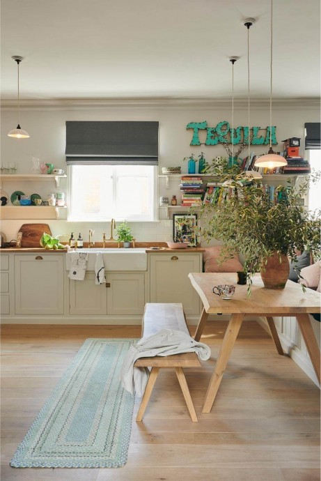 Кухня в доме британской теле- и радиоведущей Зои Болл от дизайнеров бренда deVOL