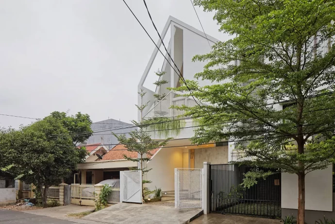 Узкий дом на участке шириной всего 5.5 м2 в Джакарте, Индонезия