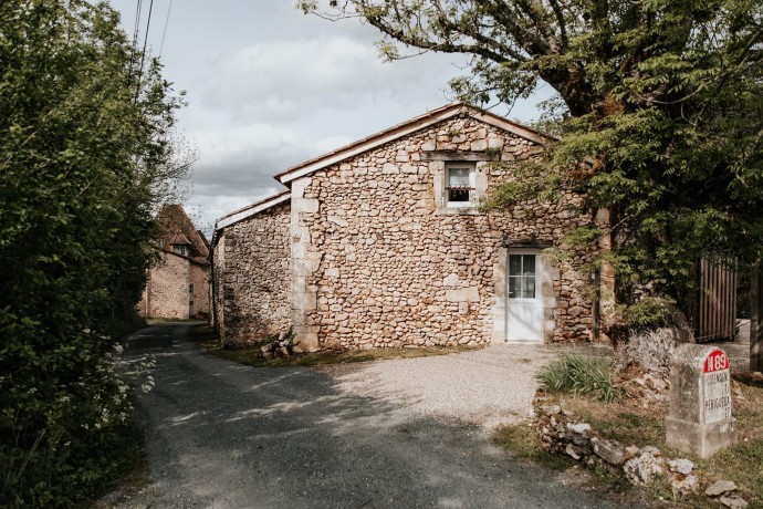 Каменный фермерский дом XVIII века во французском департаменте Дордонь