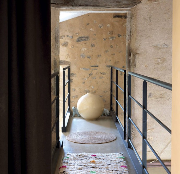 Обновлённый старинный каменный дом во французском департаменте Дром