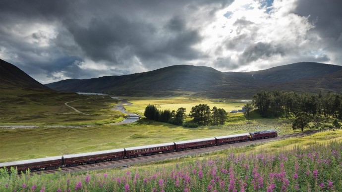 Поезд The Royal Scotsman, принадлежащий компании Orient-Express Hotels и курсирующий по Шотландии