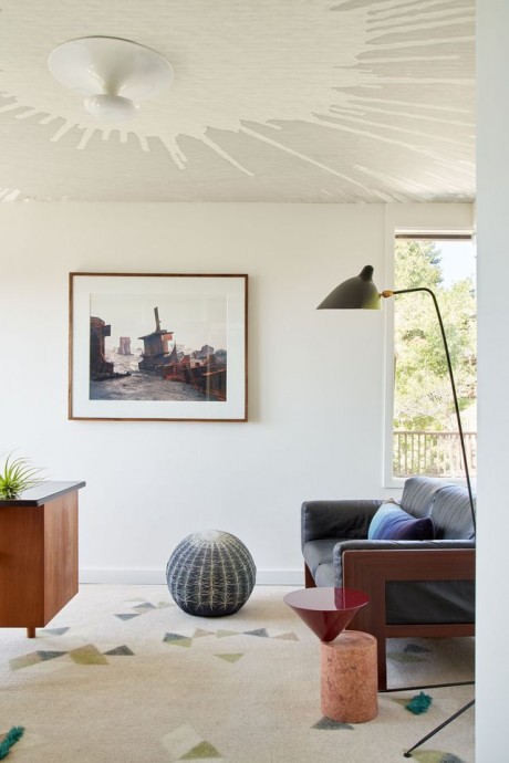 Уютный дом в Беркли с поистине невероятным бетонным камином