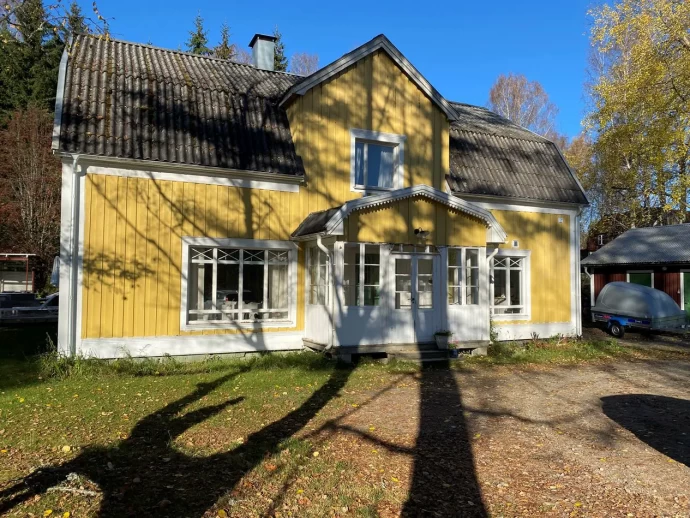 Бывшая школа XIX века в шведской сельской местности, превращённая в жилой дом