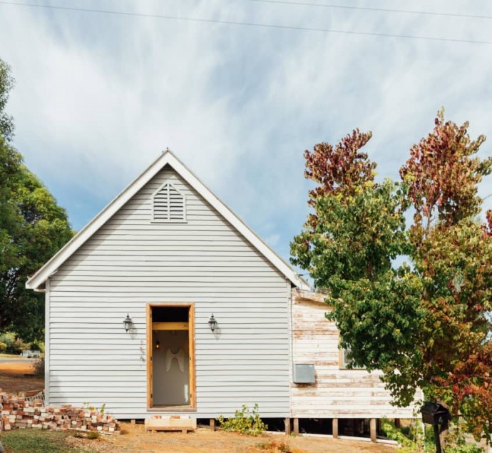 Ветхая старая церковь в Бриджтауне (Австралия), превращенная в жилой дом