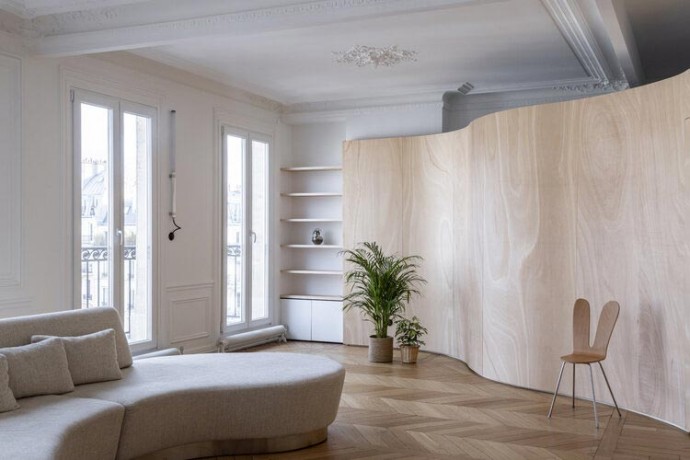 "Фанерные волны" в парижской квартире площадью 130 м2