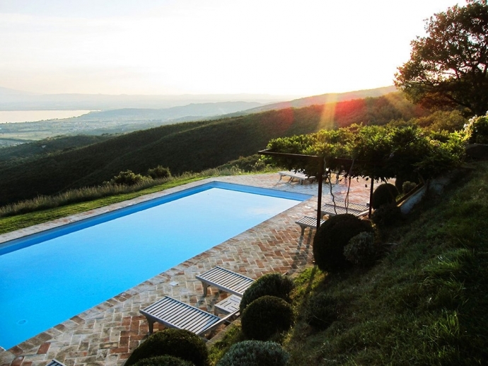 Частная резиденция Casa Bramasole расположена с видом на живописные холмы в регионе Умбрия, Италия.