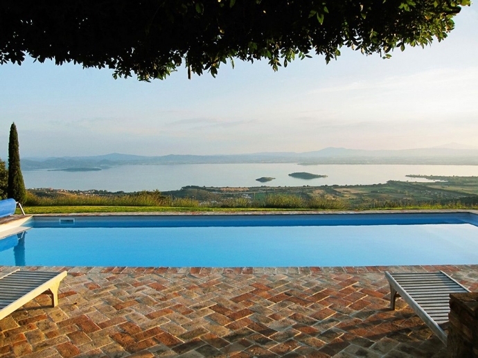 Частная резиденция Casa Bramasole расположена с видом на живописные холмы в регионе Умбрия, Италия.