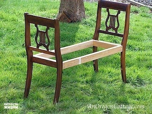 Скамейка из старых стульев.