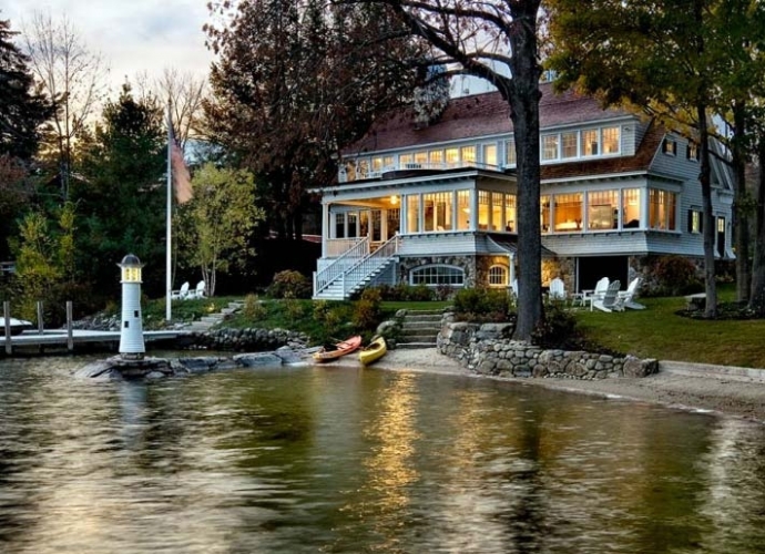 Красивый дом на берегу озера Уиннипесоки, США