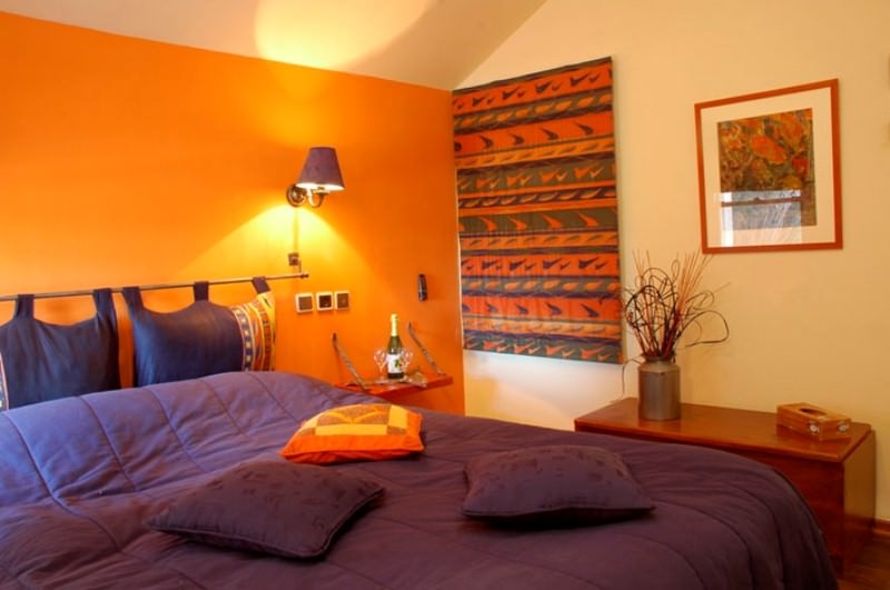 Спальня с оранжевыми акцентами 