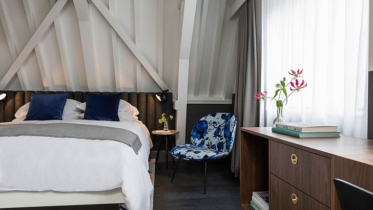Синие акценты и цветочные принты: отель Kimpton de Witt в Амстердаме