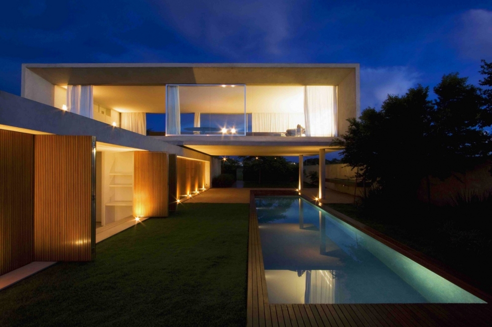 Современный дом с террасой и бассейном в Бразилии