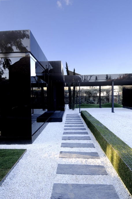 Черный стеклянный дом от A-Cero