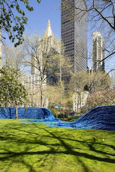​Красочная инсталляция из веревки в Нью-Йорке