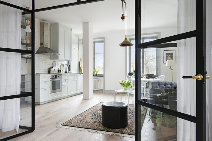 Шведская квартира #2 с оригинальной планировкой кухни и спальней "за стеклом". Площадь 42м2