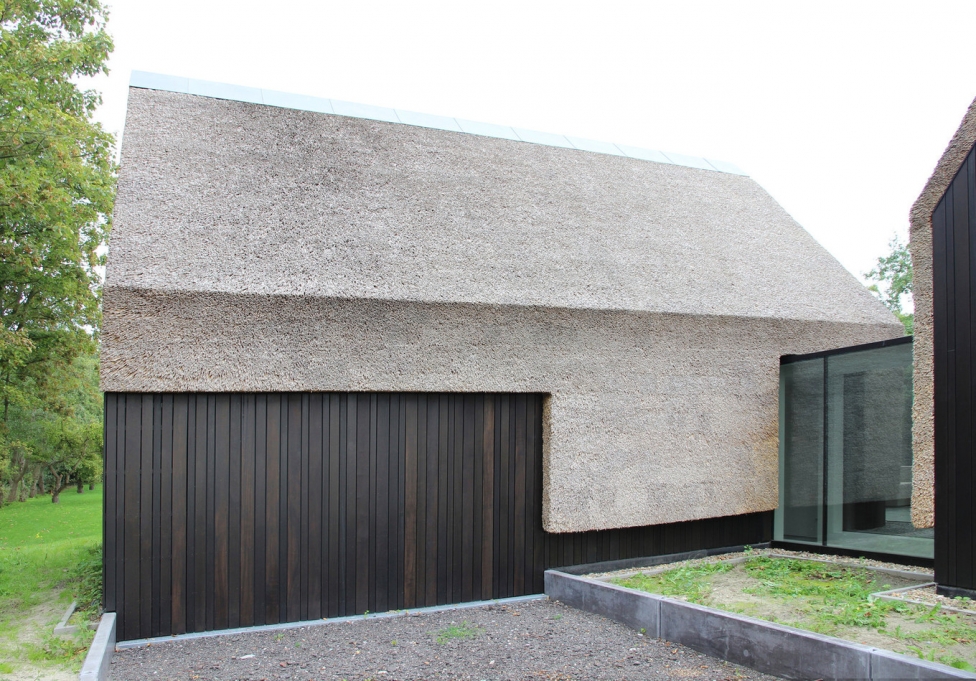 Дом Outside-in’ в городе Гус, Нидерланды с крышей и стенами из тростника