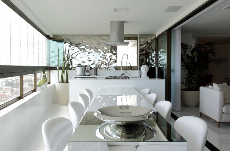 Квартира 250m² с красочным панно и зеркальной кухней в Casa Forte