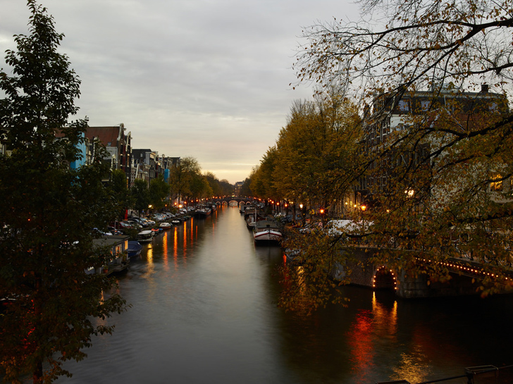 Таунхаус в Амстердаме с видом на канал