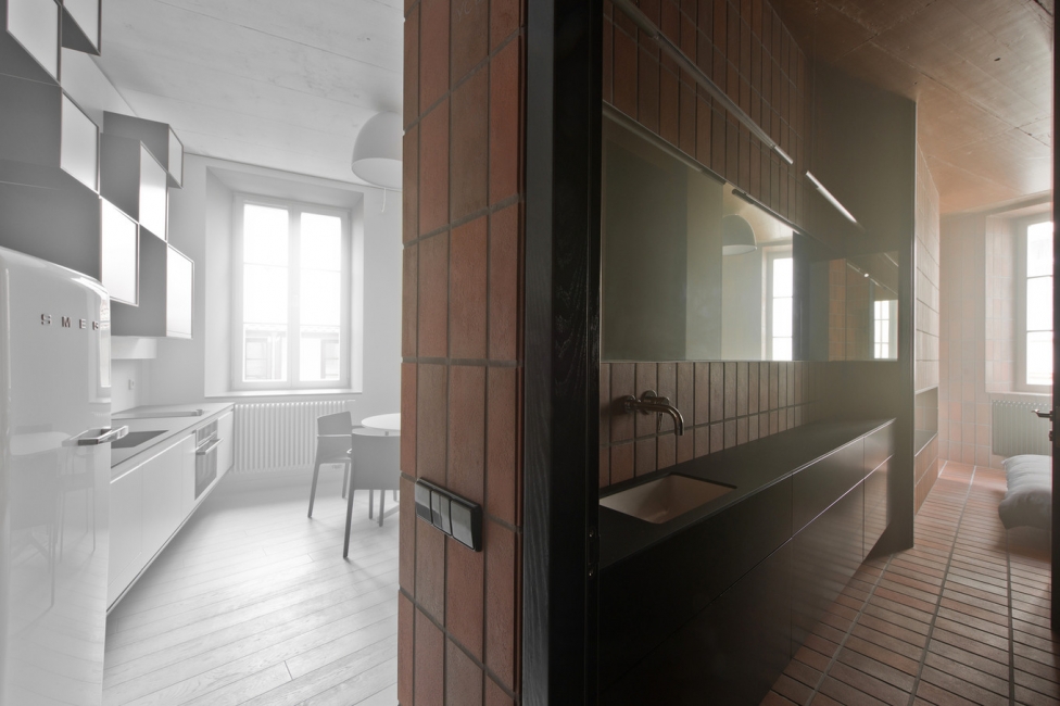 Диагональный интерьер квартиры 45 м2 в старинном доме Вильнюса от YCL Studio