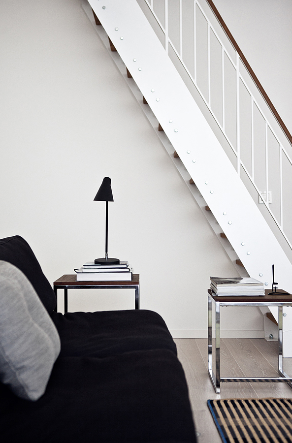 Черно-белый минимализм на 44 м2. Шведская квартира с антресолью