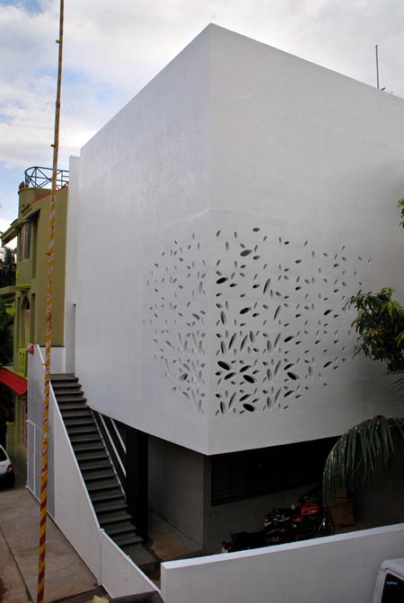 Out of the Box в Индии с декоративным фасадом и внутренним садом от Cadence
