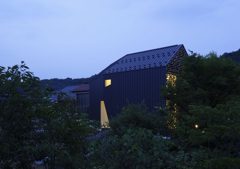 Образец современной японской архитектуры.  Дом для семейной пары  84,64 м2 от AE5 partners