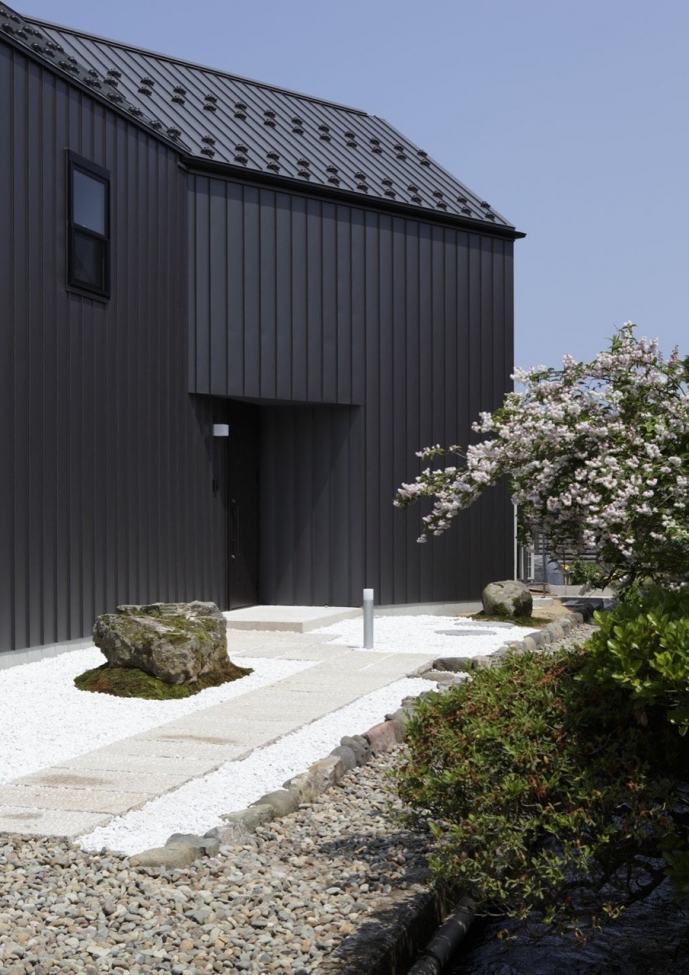 Образец современной японской архитектуры.  Дом для семейной пары  84,64 м2 от AE5 partners