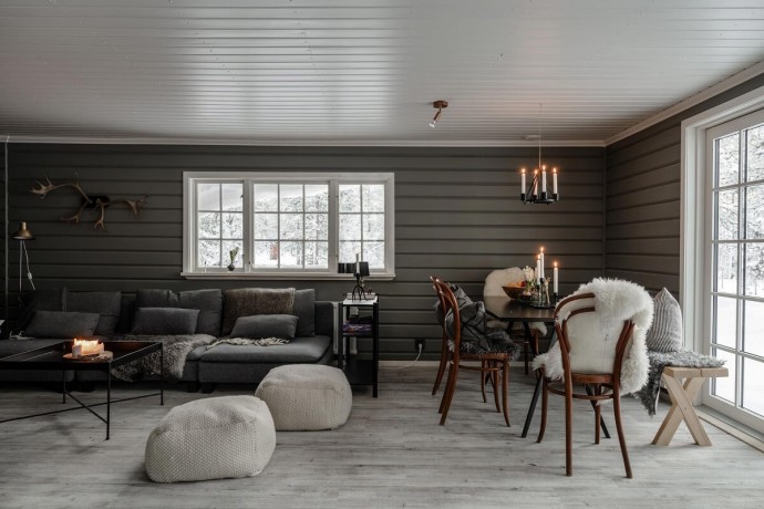 Бревенчатый дом в Швеции, украшенный к Рождеству Бревенчатый дом в Швеции, украшенный к Рождеству