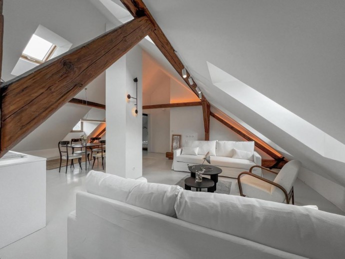 Мансарда в историческом центре города Чески-Крумлов, Чехия Мансарда в историческом центре города Чески-Крумлов, Чехия