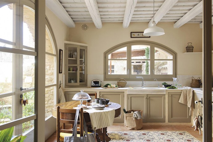 Каменный дом на побережье Коста-Брава, Испания Каменный дом на побережье Коста-Брава, Испания