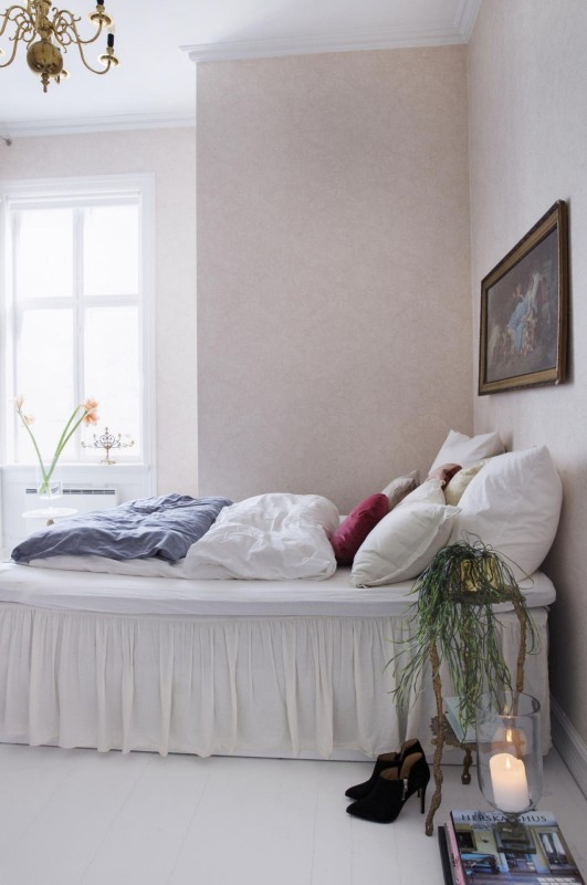 Винтажная мебель и приглушенные тона в интерьере скандинавской квартиры