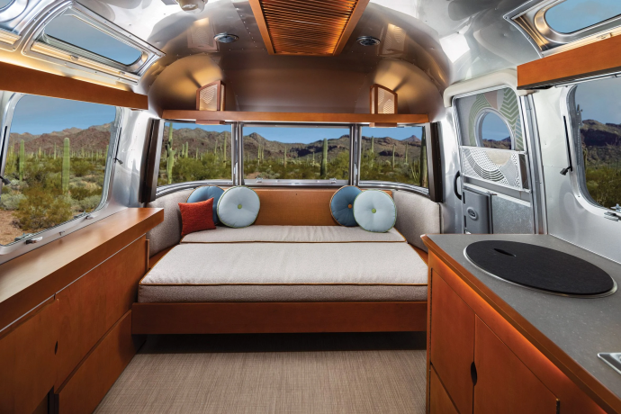 Трейлер Airstream длиной 8,5 м и шириной 2,5 м в Скоттсдейле, штат Аризона Трейлер Airstream длиной 8,5 м и шириной 2,5 м в Скоттсдейле, штат Аризона
