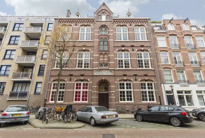 Лофт в здании бывшей католической школы 1906 года постройки в Амстердаме (135 м2)
