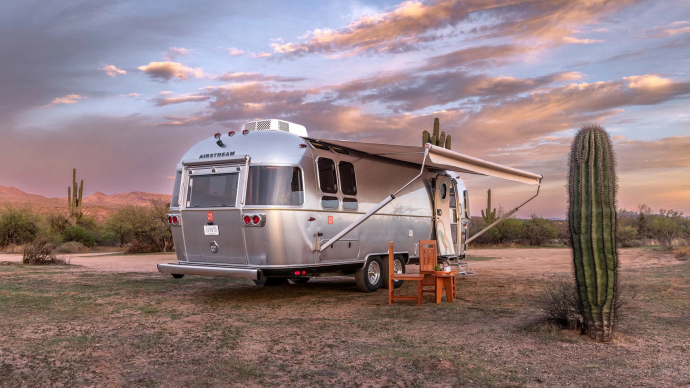 Трейлер Airstream длиной 8,5 м и шириной 2,5 м в Скоттсдейле, штат Аризона Трейлер Airstream длиной 8,5 м и шириной 2,5 м в Скоттсдейле, штат Аризона