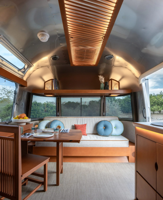 Трейлер Airstream длиной 8,5 м и шириной 2,5 м в Скоттсдейле, штат Аризона Трейлер Airstream длиной 8,5 м и шириной 2,5 м в Скоттсдейле, штат Аризона