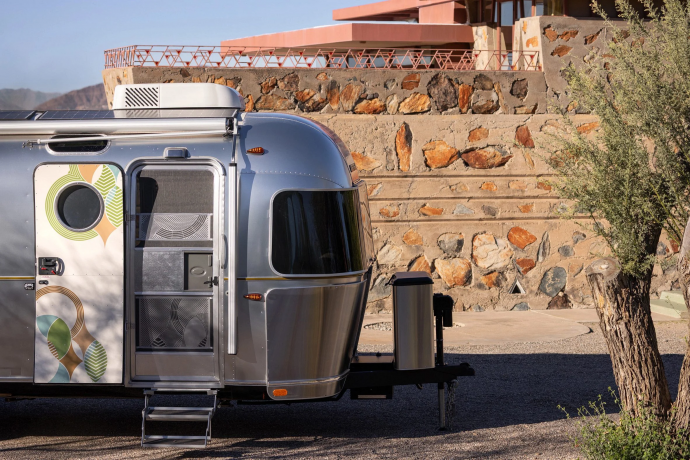 Трейлер Airstream длиной 8,5 м и шириной 2,5 м в Скоттсдейле, штат Аризона Трейлер Airstream длиной 8,5 м и шириной 2,5 м в Скоттсдейле, штат Аризона
