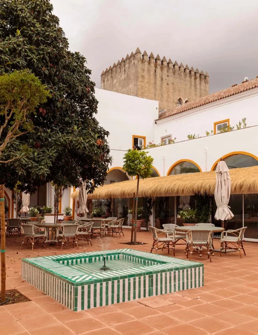 Ресторан Cavalariça в городке Эвора, Португалия