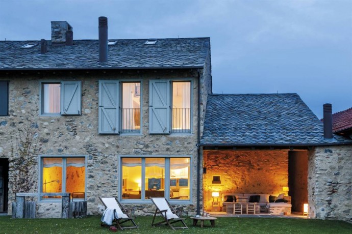 Дом в горах, оформленный в естественных тонах