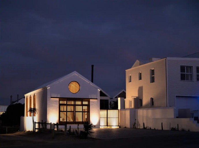 Старый заброшенный ангар в городке Изерфонтейн (ЮАР), превращённый в жилой дом Старый заброшенный ангар в городке Изерфонтейн (ЮАР), превращённый в жилой дом