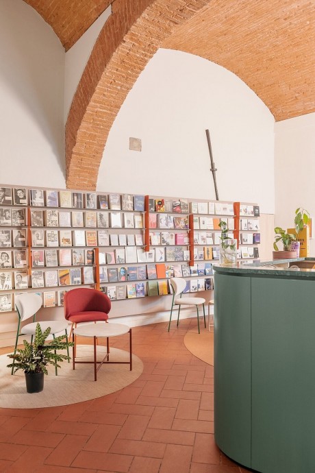 Книжный магазин и кафе Libreria Brac в историческом центре Флоренции, Италия