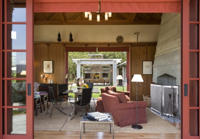 Комплекс для отдыха, состоящий из нескольких небольших зданий, в долине Сонома, Калифорния