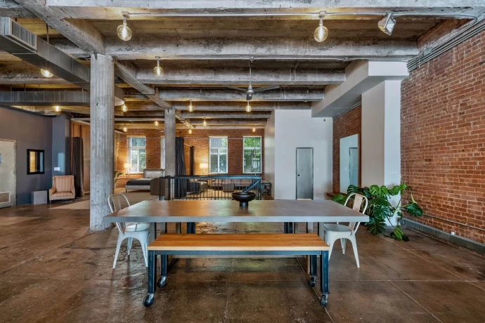 Двухуровневый лофт на территории бывшего склада в Нью-Йорке Двухуровневый лофт на территории бывшего склада в Нью-Йорке