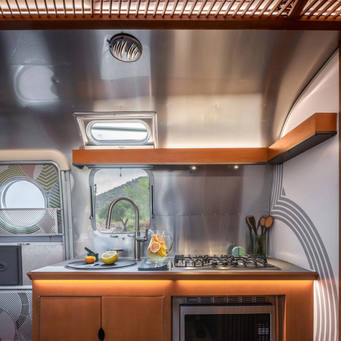 Трейлер Airstream длиной 8,5 м и шириной 2,5 м в Скоттсдейле, штат Аризона Трейлер Airstream длиной 8,5 м и шириной 2,5 м в Скоттсдейле, штат Аризона